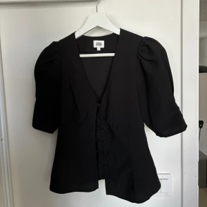 Svart topp - En svart, as snygg topp från Twist&Tango 🥰 använt den men är i nyskick 🩷 storlek 34