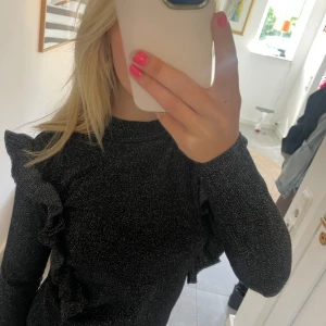 Glittrig tröja - Jättefin glittrig tröja köpt på raglady! Aldrig använd jätte fint skick och passar perfekt på fester mm. 