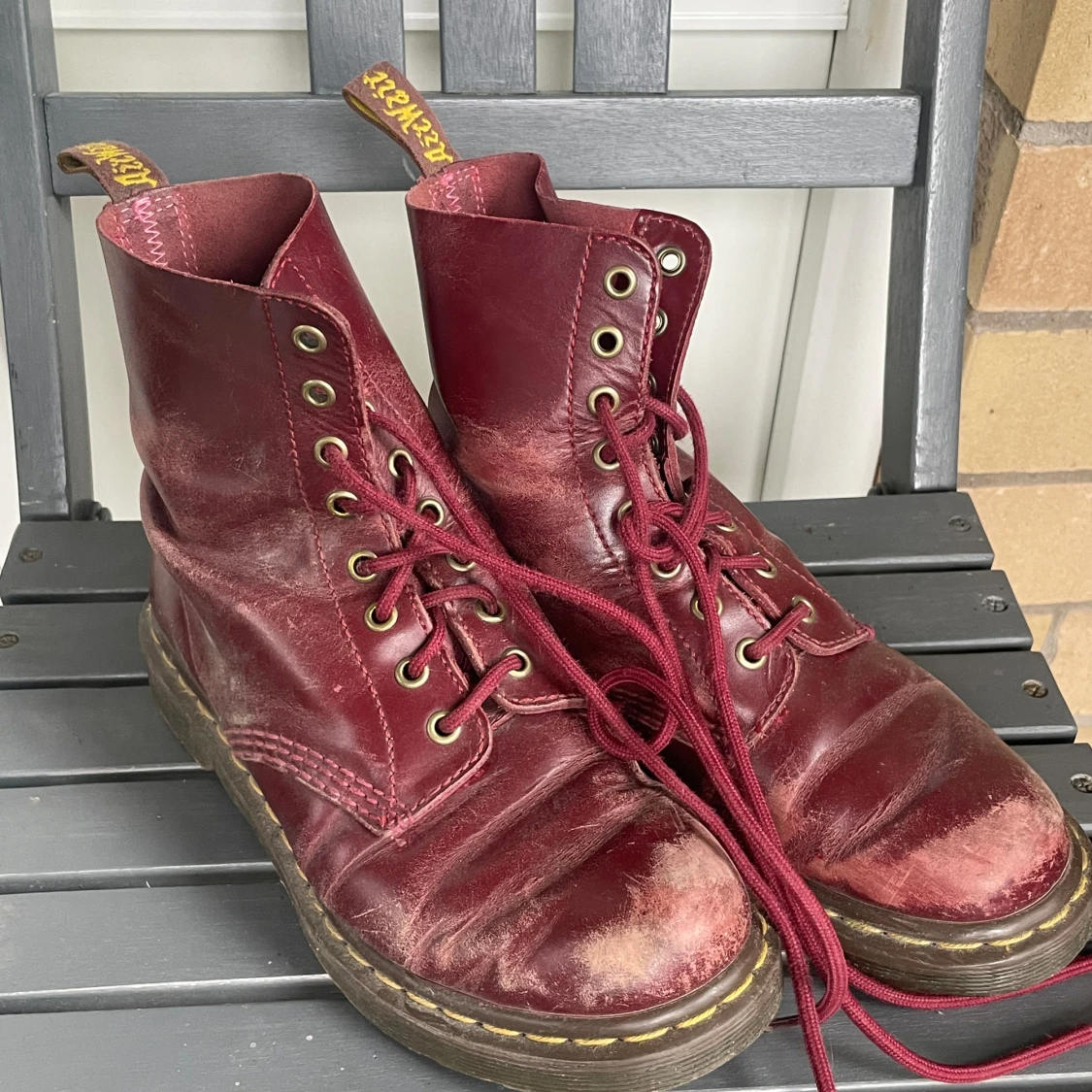 Dr martens vinröda 