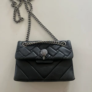 Kurt geiger väska - Säljer min fina svarta väska från Kurt geiger då den inte längre kommer till användning! Den är i använt men fint skick!