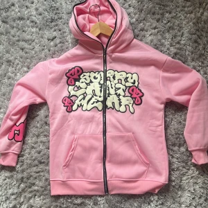 Share The Melody Y2K Pink/Rosa Full Zip-up Hoodie Storlek S - En nice full zip hoodie jag köpte längesen av nån som e rosa och y2k stil, passar bra till många chill outfits dock och tyvker den e rätt bra. 10/10 skick, inga defekter förutom en pytte fläck på en av armarna. Se bild. Skickar samma dag 🙌 Mvh