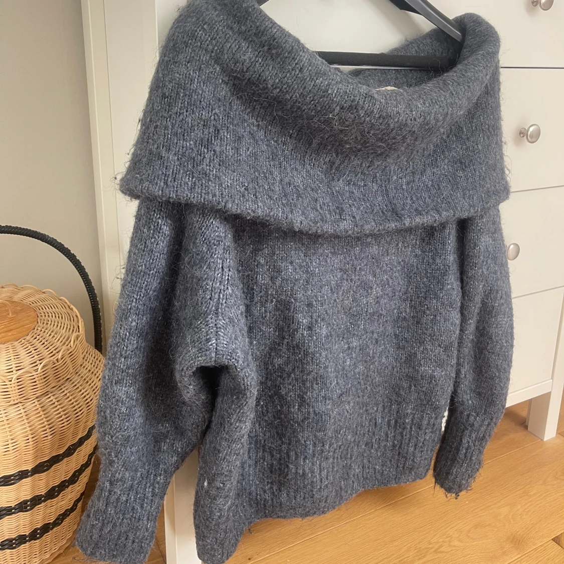 Offshoulder stickad tröja  - 90