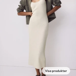 Klänning - Jättefin åtsittande klänning från HM, helt nyköpt och oanvänd och lappen sitter kvar. 