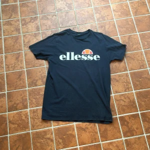Ellesse t-shirt - Tjena, säljer nu min mörkblå Ellesse t-shirt i storleken medium. Använda en del men fortfarande i ett mycket bra skick. Hör av dig vid funderingar, pris kan diskuteras.