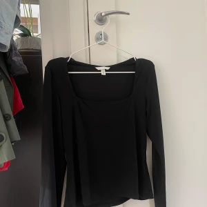 U ringad tröja - Endast använd en gång!❤️ storlek 36 me passar även 38