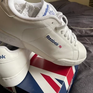 Reebok skor - Helt nya reebok skor vita med storlek 39. Nypris 600