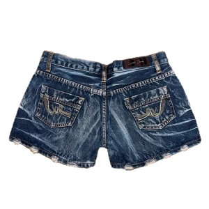 Low rise 2000s shorts - Jätte snygga lowrised shorts i bra skick. Midjemått ca 37cm rakt över, benlängd ca 28cm