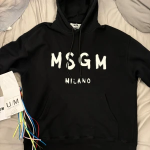 msgm milano - säljer min msgm hoodie i bra skick. Oerhört bekväm hoodie. Nypris är 2200 kr men säljs billigare. storleken är M.