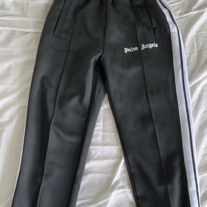 Palm Angels byxor - Palm Angels byxor i storlek Small, Skick 9/10 som nya, Nypris runt 3000kr, mitt pris 1199kr🤩