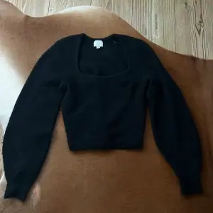 Svart kroppad stickad tröja från HM. Använd 2-3 gånger.  DM för mer info/ bilder!