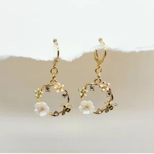 Handgjorda örhängen  - Handgjorda örhängen ● Material- rostfritt stål, plastik ●Örhängeskrokar - rostfritt stål ●Längd -4,5cm 