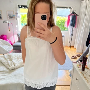 Vitt sommar linne - Ett jätte fint linne, perfekt till sommaren!köppt på en affär i Italien💕