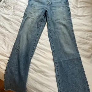 Sååå fina jeans från strandivarius som tyvärr är för små för mig. Använda men i super bra skick.💕Tveka inte på att höra av dig vid frågor! Pris går att diskutera!🥰