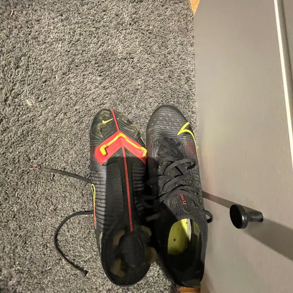 Säljer nu mina Nike mercurials i storleken 42 cond skulle jag säga 8/10 Obs ingen sula 🫣pris går att diskuteras . Skor.