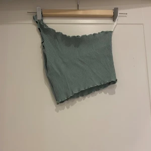 Tröja  - Jätte söt enarmad tröja från shein. Passar perfekt för en varm dag. Inte tjock material så inget svettandes med denna tröja. Den är ljus grön vilket är jätte fin. Den är lite kort. 