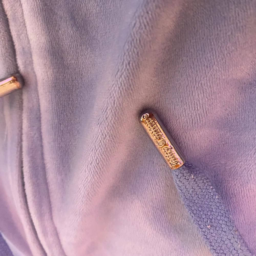 Snygg tröja från juicy couture i färgen powder blue! Bra skick men lite rostig längst ner på banden (se bild). Nypris 1300kr, säljer för 600kr 💓. Tröjor & Koftor.