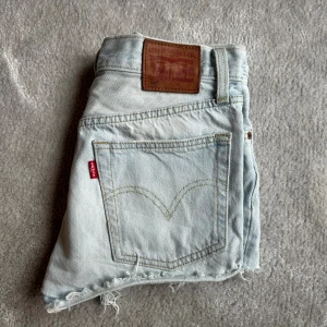 Levis 501 shorts  - Säljer de snyggaste Levis 501 shortsen då de tyvärr blivit för små för mig. Storlek W25. 