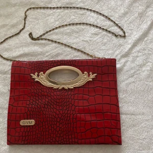 Röd Dam Hand / Axelväska  - Totalt 3fickor , Huvudfack med magnetknapp  Bra skick  28.00*22.0 cm 