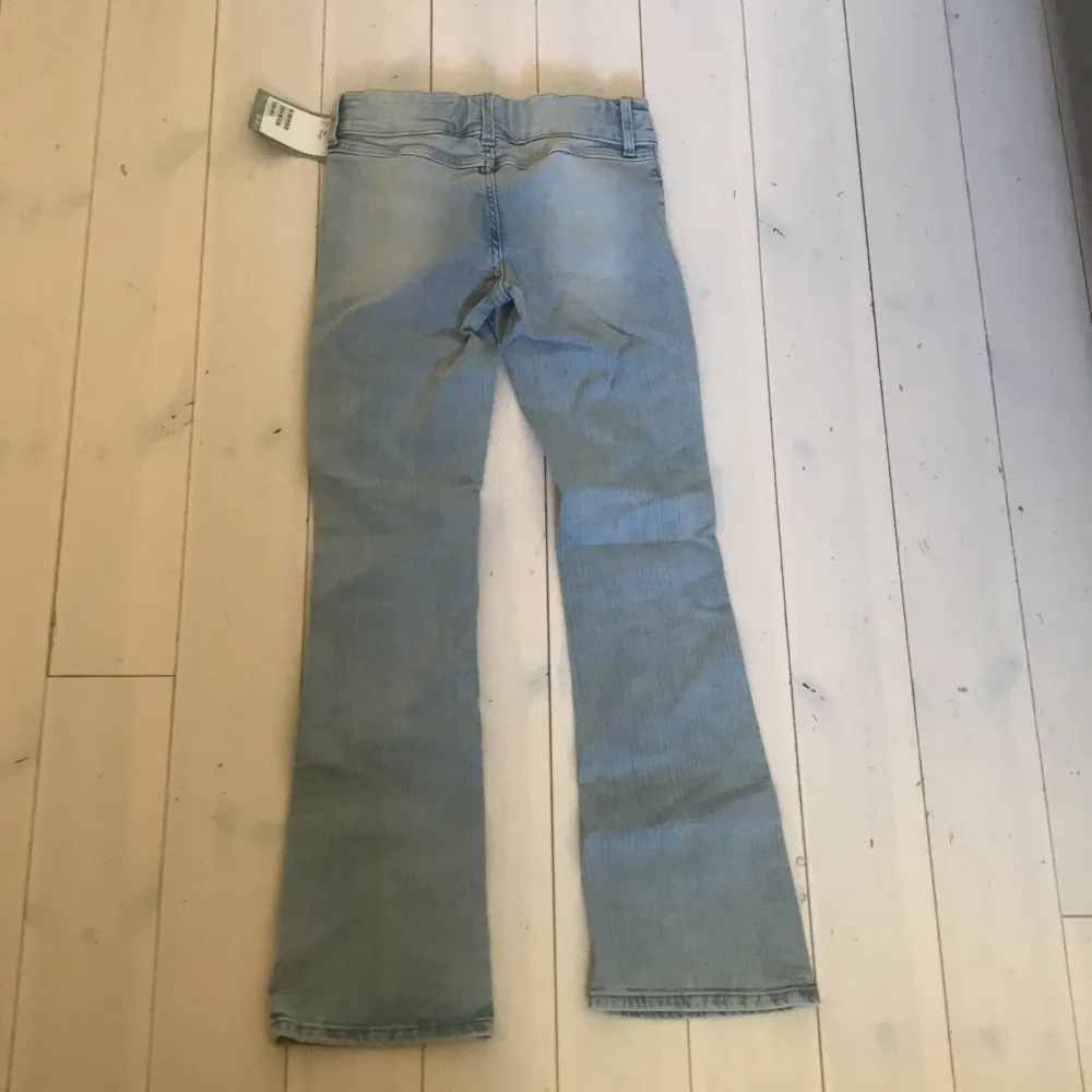 Super fina och endast testade. Säljer eftersom dem inte passar. Köpta för typ 300kr. Dom har inga fickor i bak!! Kolla min bio ˚✧. Jeans & Byxor.