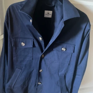 John Henric overshirt  - Säljer nu min John Henric overshirt i storlek S då den inte passade, nypris är 1000kr. Mitt pris kan diskuteras.