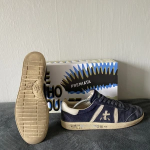 Premiata - Tja, säljer ett par riktigt smyga och fräscha premiata skor nu till sommaren. Modellen heter Bonnie. De är i ett riktigt bra skick utan några defekter. Box ingår! Nypris ca 2500kr! Skriv vid frågor eller funderingar🤝