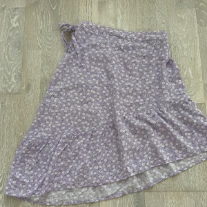 Kjol - Jag säljer min blommiga kjol från Kappahl för att den har blivit för liten för mig. Den är använd ett fåtal gånger och är i bra skick💗
