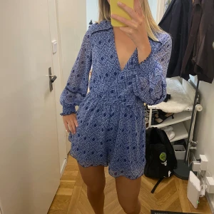 Gullig jumpsuit från Zara - Somrig zara jumpsuit i ett coolt mönster. Används inte längre och därför säljs den nu. 