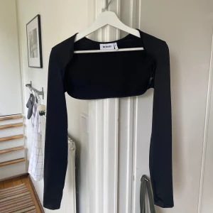 Ny bolero från Weekday - Svart bolero från weekday med lite glans i materialet. Använd endast 1 gång:))