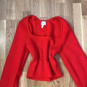 Stickad röd tröja  - Säljer min stickade tröja då den inte kommer till användning. Den är i nyskick och använd 1 gång, jättefin att ha på julafton ❤️ skriv privat om du har frågor ❤️