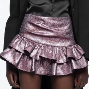 Zara fest kjol - Såå snygg festkjol från Zara❤️‍🔥❤️‍🔥 strl S, mycket bra skick, knappt använd!!