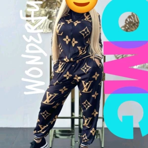 Tracksuit LLV Rep - Super snygg tracksuit som du lätt är ensam i stan om. Beställde stor storlek (XXL) men den är Large / Medium beroende på hur du vill att den ska sitta. Bekväm 100% Sköna byxor med högre midja, sköna muddar nere vid benen.