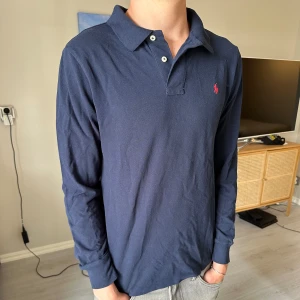 Ralph Lauren piké  - Säljer denna stilrena Ralph Lauren långärmade piké. Väldigt bra skick! Storlek S. Säljer för 299! Hör av dig vid frågor!