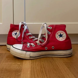 Höga Converse - Höga Converse i strl 36,5. Mycket fint skick då de varit sparsamt använda. Går att tvätta så är de som helt nya!