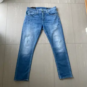 Säljer nu dessa snygga dondup George jeans som är i storlek 34 men passar 33 också. Snygg blå färg med go slitningar, skriv för fler bilder/frågor🙌🏼