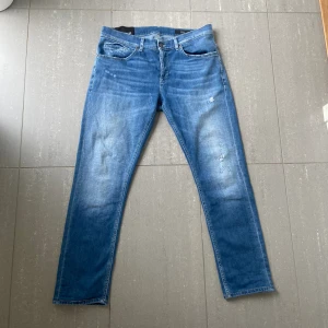 Dondup Jeans George  - Säljer nu dessa snygga dondup George jeans som är i storlek 34 men passar 33 också. Snygg blå färg med go slitningar, skriv för fler bilder/frågor🙌🏼