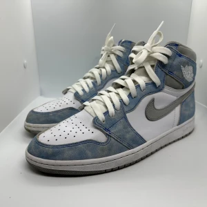 Jordan 1 High Hyper Royal - Jordan 1 i storlek 45. Ny pris 7000. Mitt pris 1550! Ingen box medföljer där av priset. De är andvända några gånger men är i väldigt bra skick!
