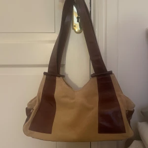 Paters-väska i mocca & läder - Superfin, rymlig väska, aldrig använd.