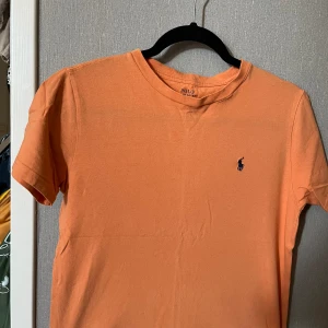  Orange polo Ralph Lauren t-shirt - Snygg koralorange t shirt i bra skick 10-12.