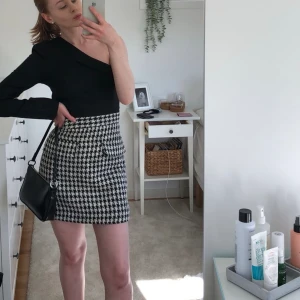 Rutigt set - H&M - FLYTTRENS!!! Rutig kjol från H&M, endast använd en gång - säljer även tillhörande kavaj i nästa annons🖤🤍 strl 36! 