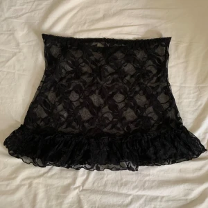 Kjol/topp - Denna kan man ha som båda kjol och topp, spets som man kan ha bara som den är eller över ett annat plagg!