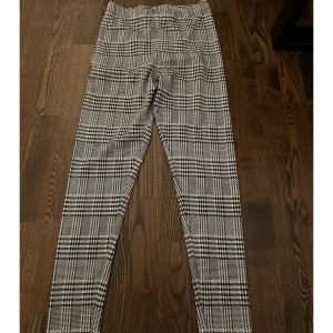 Rutiga byxor från Nutmeg - Rutiga byxor från Nutmeg i str 12. 