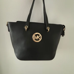 Inte äkta MK väska - Jätte fin MK väska som inte är riktig men har knappast använt