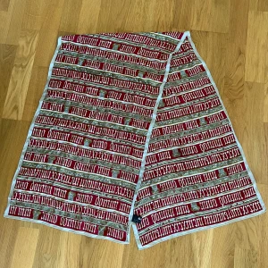 Sjal Silke Marja Kurki  - En vintage silkessjal designad av den finske formgivaren Marja Kurki. Ett vackert romerskt motiv. Inga till mig synes skador eller fläckar. 