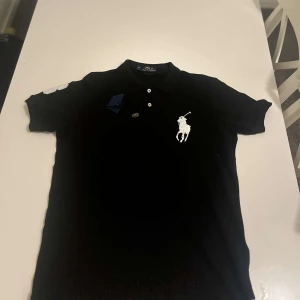 Polo Ralph lauren  - Säljer denna Ralph lauren piken eftersom att den aldrig kommer till användning. Den är s men passar också xs 