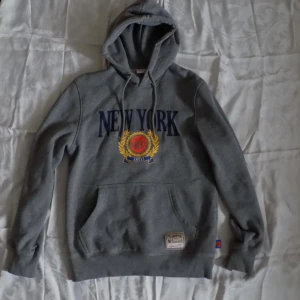 New York Knicks hoodie - New York knicks huvtröja strl m köpt i New York. Bara använd 2 ggr