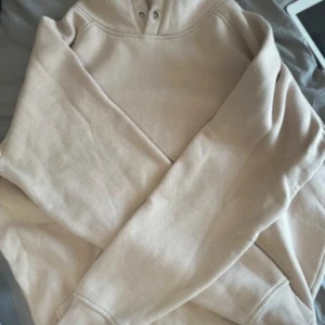 hoodie - fin och mysig oversized hoodie från bikbok🥰 snörena är utdragna då jag inte tyckte färgen var densamma som tröjan😆 modellen OMEGA! 