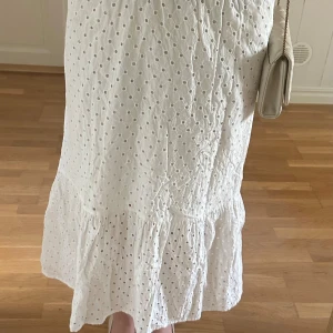 Vit midikjol - Kommer ej till användning då den är för kort för min smak. ❤️Man kan ju bestämma hur lång man vill ha den, lågmidjat, högmidjat, eller dra upp den och ha den som klänning💕 Även om det är barnstorlek passar den en XXS-XS! (BRA SKICK💕) Orginalpris 349kr