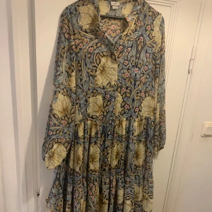 Maxiklänning - Fin maxiklänning i gott skick. Storlek 42. Har en underklänning. Morris & Co v H&M.