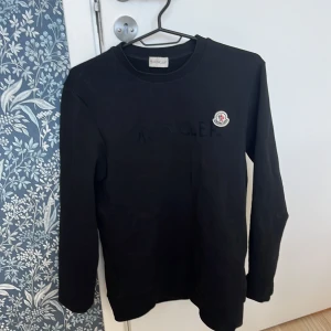 Moncler tröja - Hej säljer denna tvär feta moncler tröjan i storlek s, jag säljer den för den passar inte min stil längre, den är använd Max 20 gånger då jag fick den i julklapp, har kvitto!💯💯