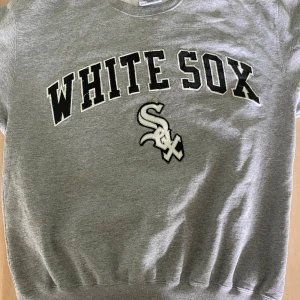 Vintage White Sox Sweater - Vintage White Sox sweater från märket Majestic. Storlek L. Bra använt skick. Tecken på användning syns främst på och runt loggan, se bild 4.